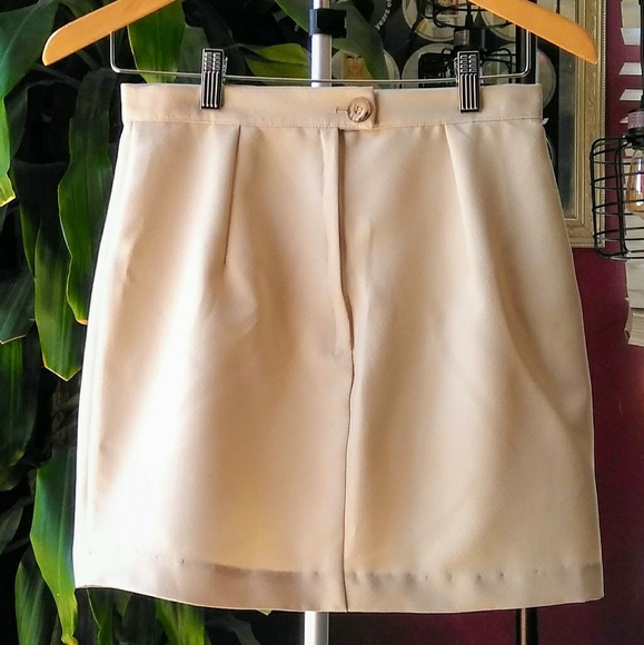 A skirt suit - Picture 2 of 4